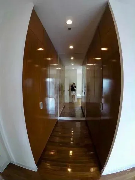 公寓 出租或出售在Khlong San, Bangkok - 走廊设亮面木质衣柜与整面镜子