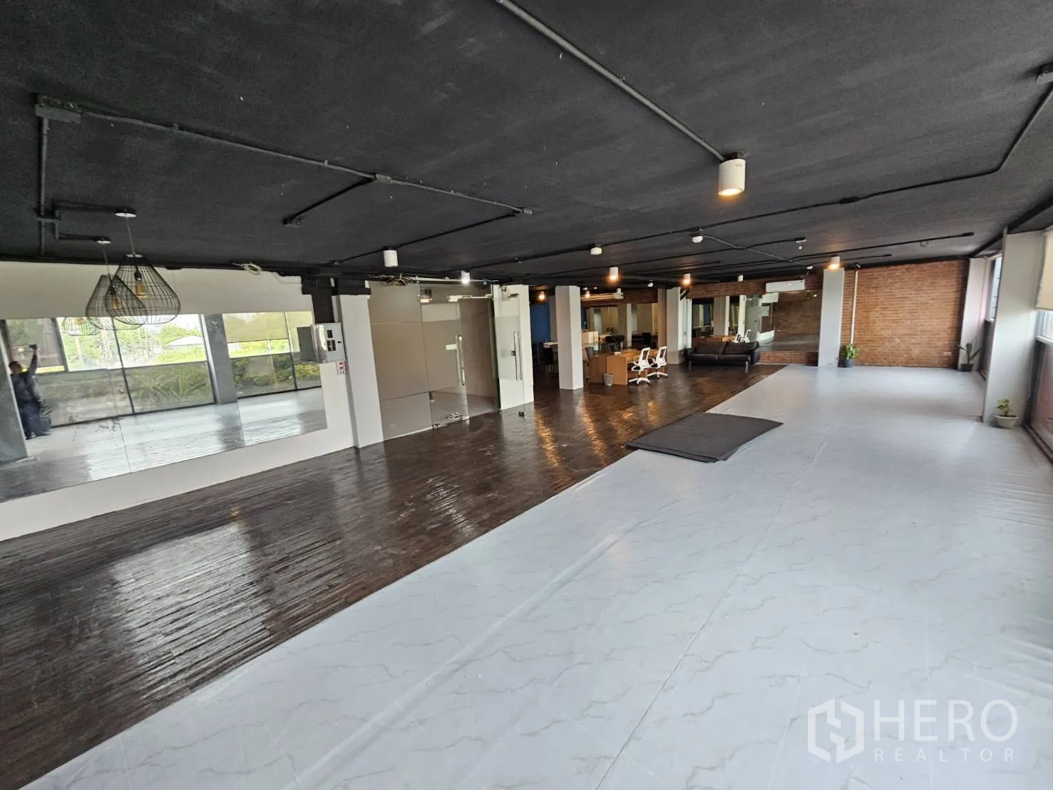 办公空间 出租在Watthana, Bangkok - 超大开放式办公室，白色仿大理石地板与木地板、玻璃隔断及镜面墙。