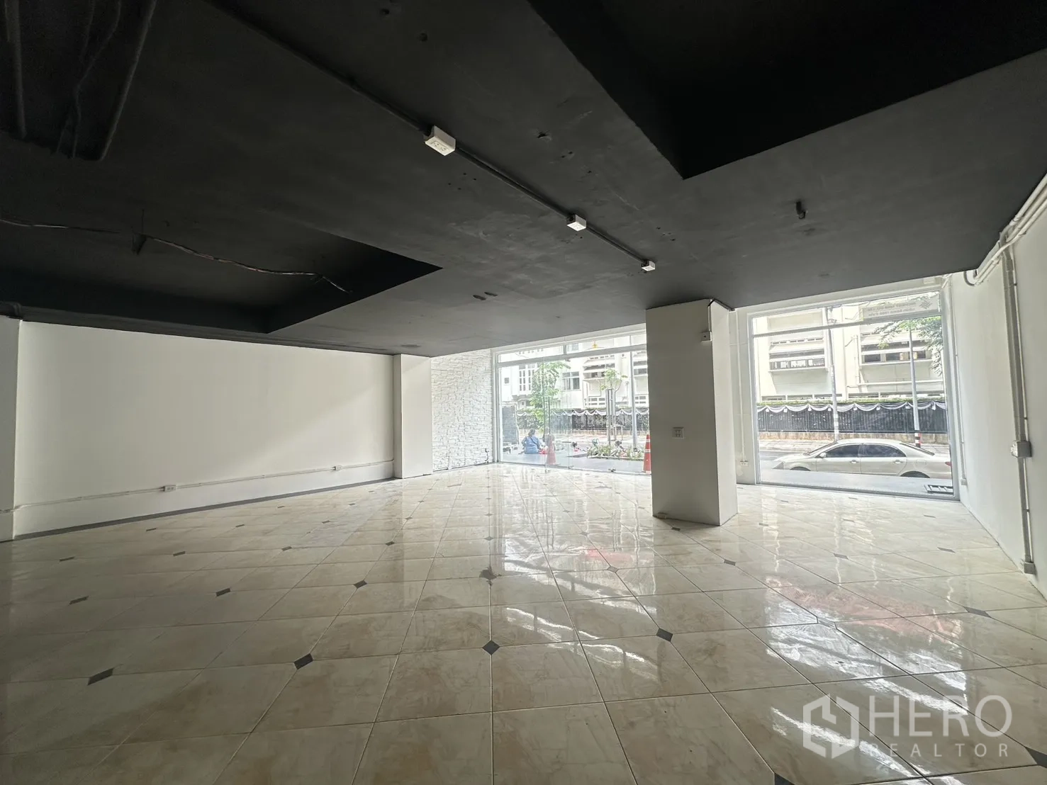 Retail Space for rent in Pathum Wan, Bangkok - Bright retail area looking out through full-height glass to the street.
