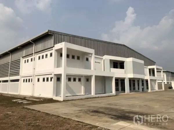 โรงงาน ให้เช่าในBang Pa-in, Phra Nakhon Si Ayutthaya - ภาพภายนอกโรงงานสมัยใหม่พร้อมอาคารสำนักงานสองชั้นและลานคอนกรีตกว้าง บางปะอิน