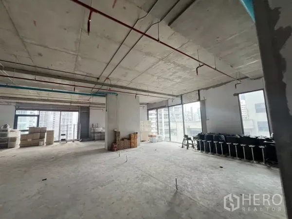 办公空间 出租在Khlong Toei, Bangkok - 采光充足的毛坯办公空间，落地窗与城市景观，适合租户自行装修。