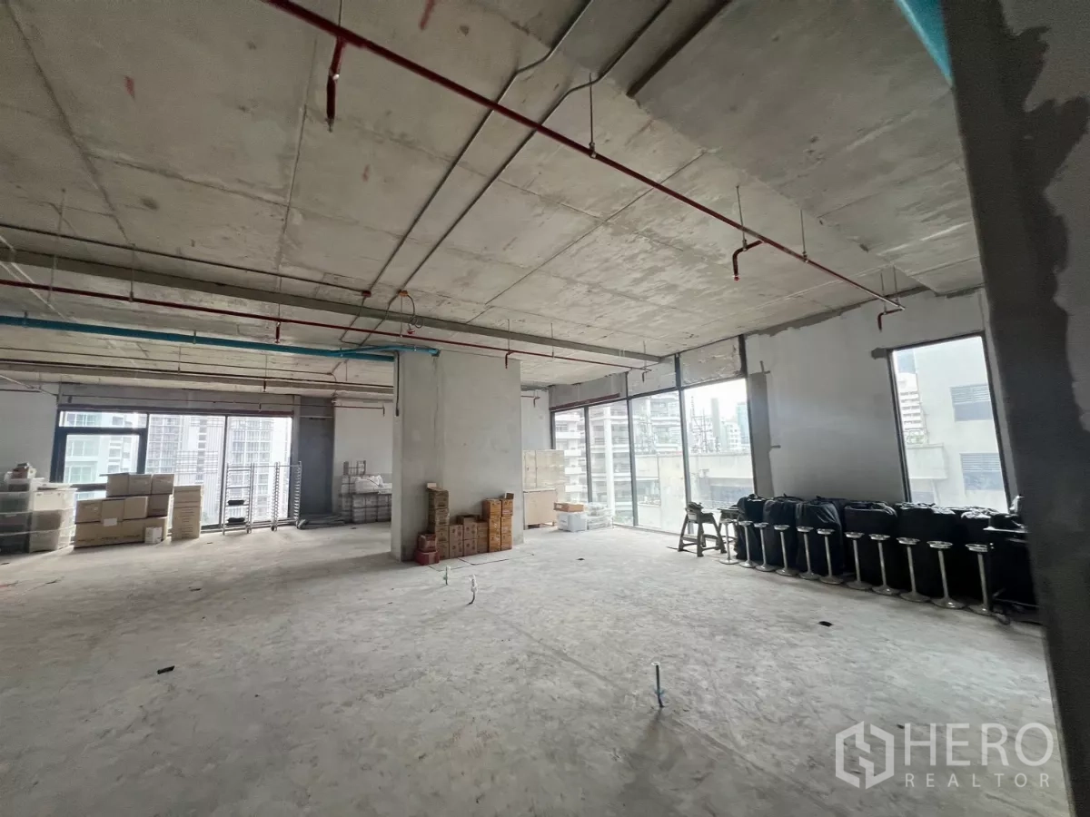 办公空间 出租在Khlong Toei, Bangkok - 采光充足的毛坯办公空间，落地窗与城市景观，适合租户自行装修。