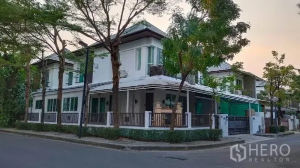 独立式住宅 出租在Bang Phli, Samut Prakan - 绿树成荫街角的两层独栋别墅外观