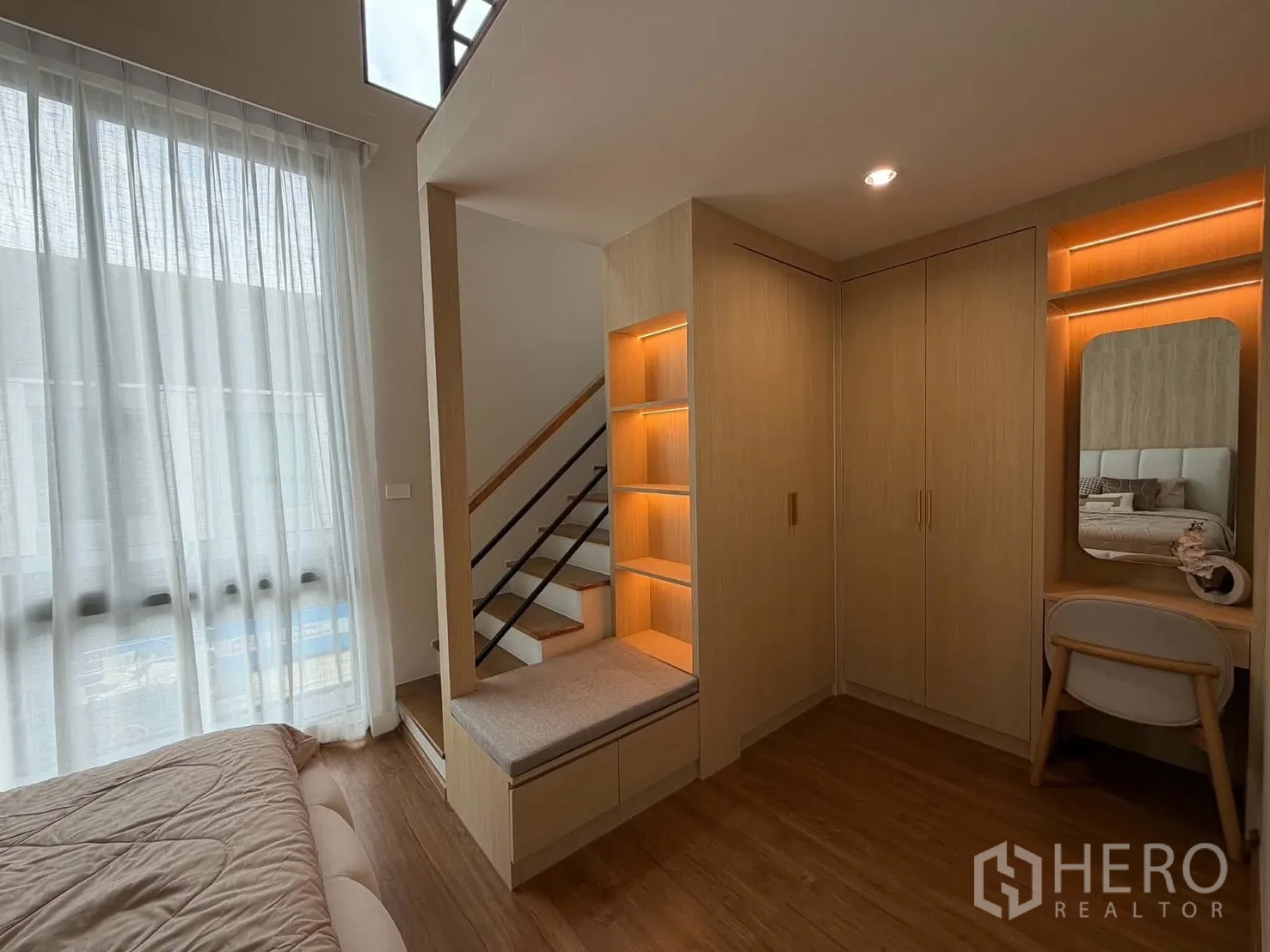 ทาวน์เฮาส์ for rent in Bang Phli, Samut Prakan - มุมห้องนอนมีหน้าต่างสูง ตู้บิวท์อิน และโต๊ะเครื่องแป้ง