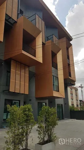 Shophouse for rent or sale in Bang Na, Bangkok - Modern shophouse exterior with bold geometric balconies and metal cladding in Bang Na.