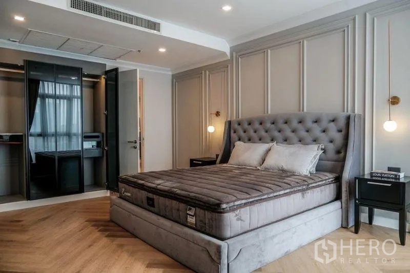 Condominium for rent in Khlong Luang, Pathum Thani - Spacious bedroom with walk-in wardrobe and wood floors.