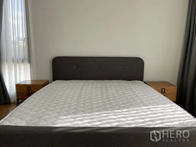 独栋房屋 for rent in Watthana, Bangkok - 卧室正面视角，双人床与两侧木床头柜。