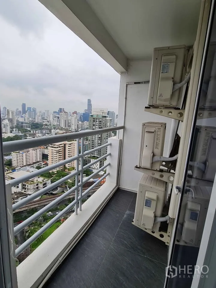 คอนโด for rent in Khlong Toei, Bangkok - มุมระเบียงพร้อมราวกันตกและคอมเพรสเซอร์แอร์ มองเห็นวิวเมือง.