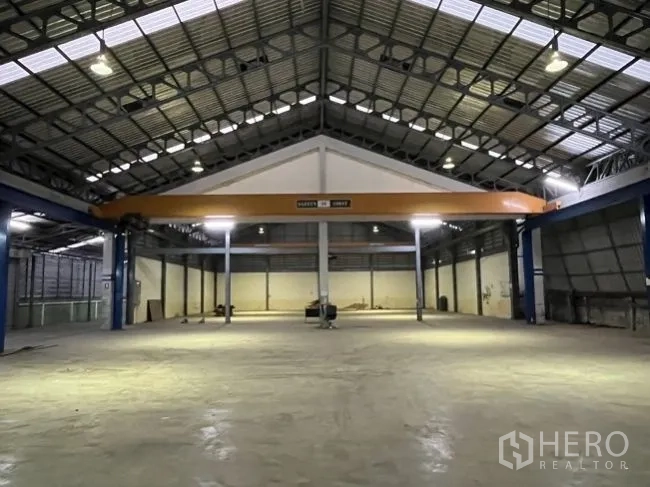 โรงงาน ให้เช่าในMueang Samut Sakhon, Samut Sakhon - ภายในโรงงานกว้าง เพดานโครงเหล็กสูง ไฟสว่าง พร้อมเครนเหนือศีรษะ