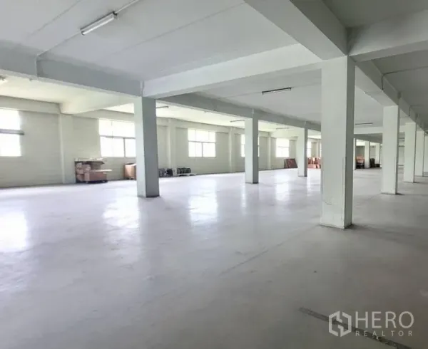 Factory for rent in Mueang Samut Prakan, Samut Prakan - Bright open workspace with multiple windows and white structural columns