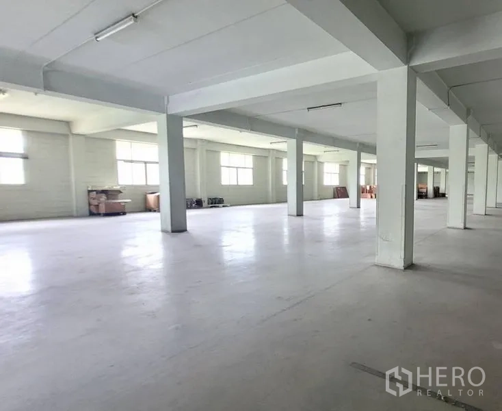 Factory for rent in Mueang Samut Prakan, Samut Prakan - Bright open workspace with multiple windows and white structural columns