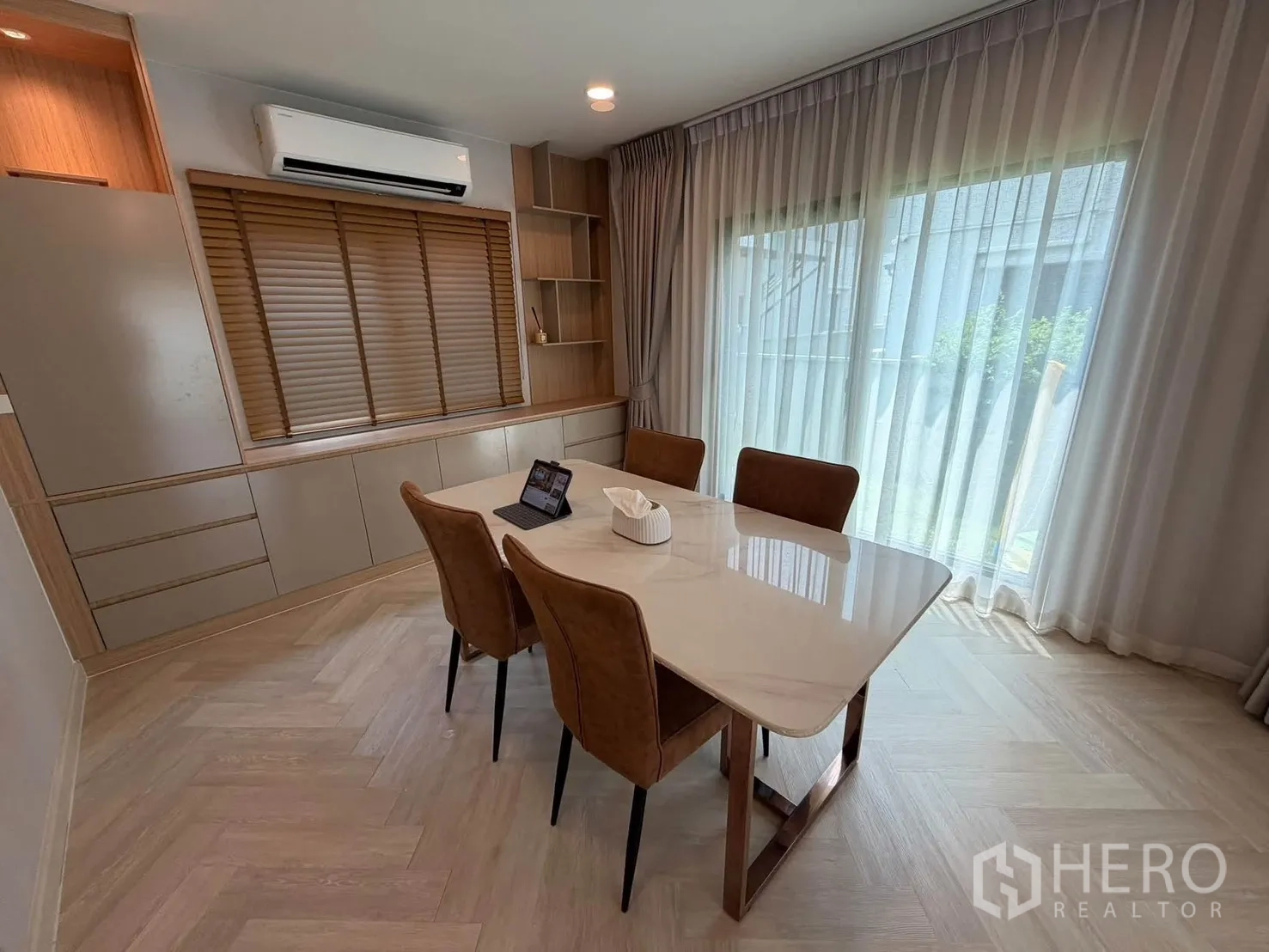 独栋房屋 for rent in Bang Phli, Samut Prakan - 餐区设四人餐桌、收纳柜与推拉玻璃门。