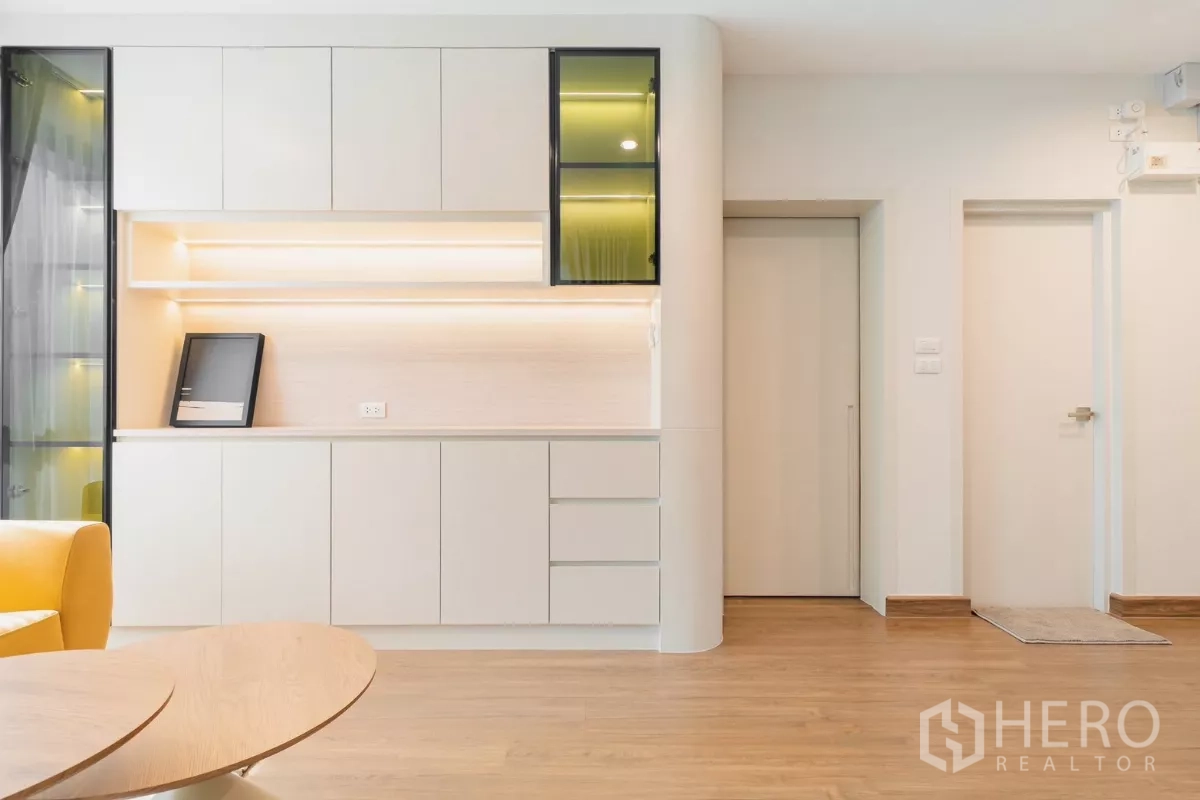 Detached House for rent or sale in Prawet, Bangkok - Wall of built-in cabinets with illuminated shelves in the upstairs lounge