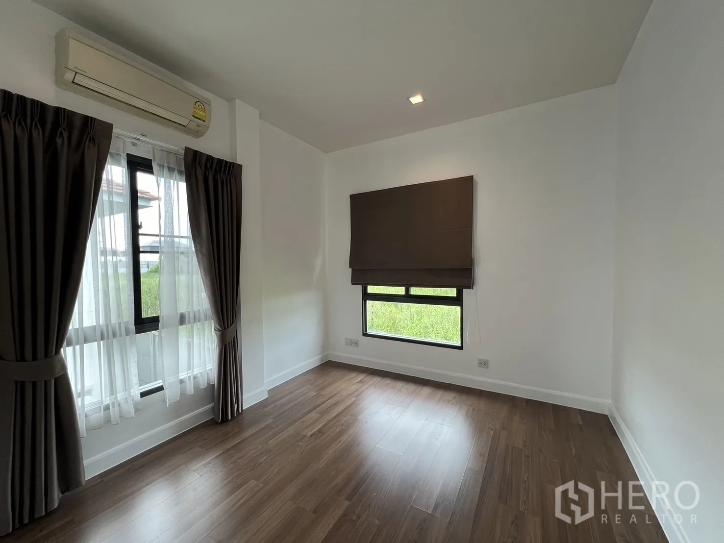 Detached House for rent in Bang Kapi, Bangkok - Third bedroom with air conditioner and dual-aspect windows.
