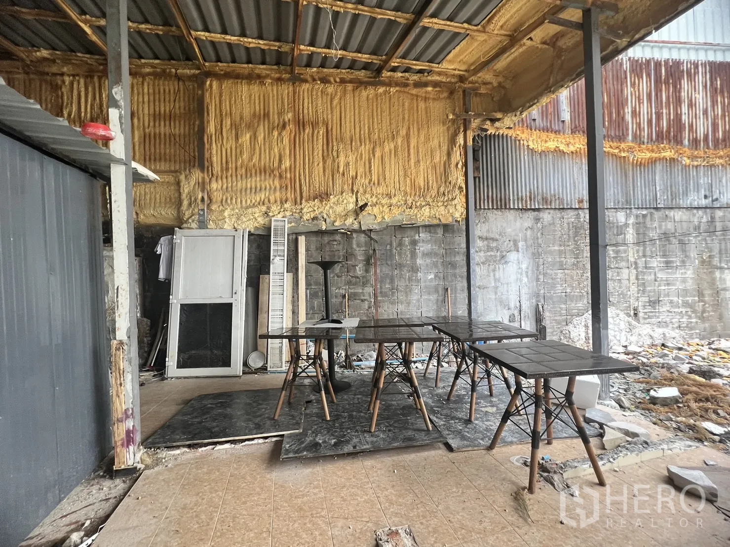 零售空间 出租在Watthana, Bangkok - 素坯半露天区域，波纹金属屋顶与保温墙面，临时桌台，位于素坤逸零售空间内。