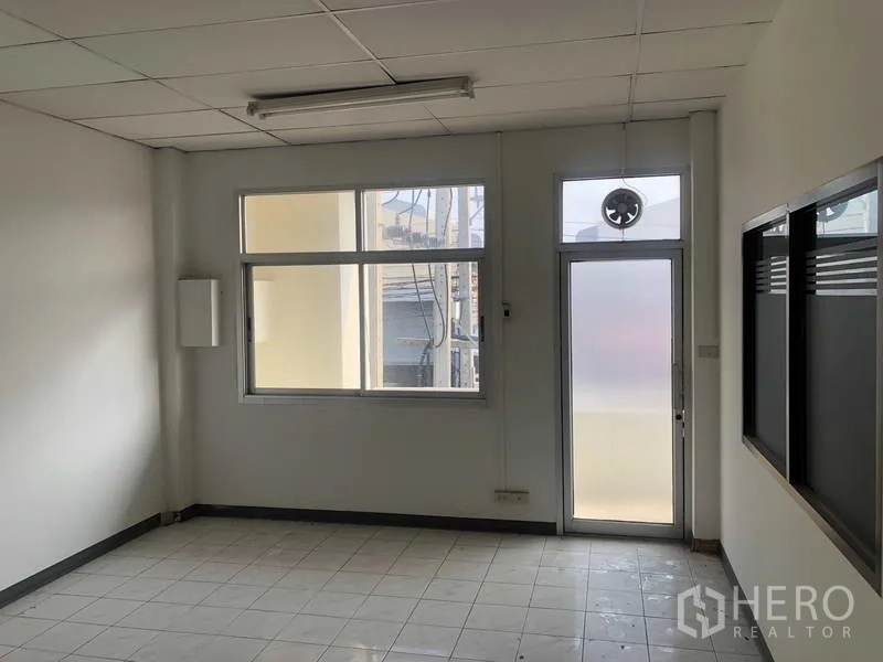 工厂 出租在Khlong Luang, Pathum Thani - 明亮的瓷砖办公室，设大窗与磨砂玻璃门。