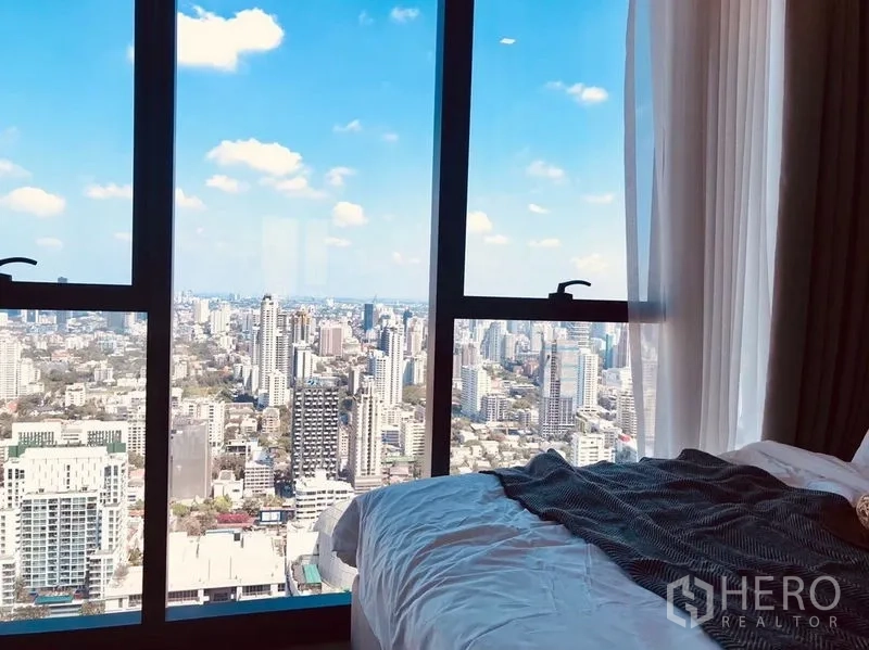 公寓 出租在Watthana, Bangkok - 卧室内通过大窗欣赏全景城市景观