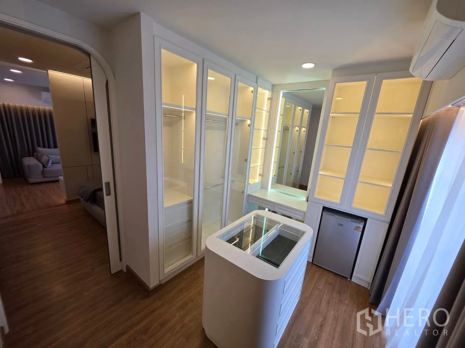 独栋房屋 for rent or sale in Bang Phli, Samut Prakan - 采光良好的步入式衣帽间，带玻璃门衣柜、岛台与梳妆台。