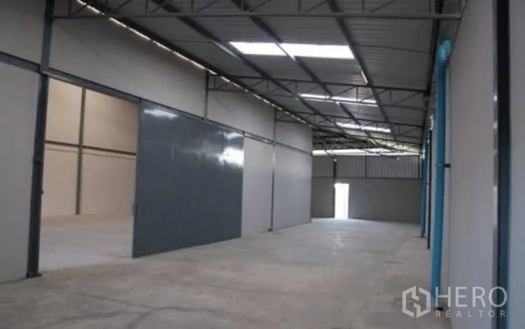 โกดัง for rent in Bang Phli, Samut Prakan - โถงโกดังโล่งยาวมีประตูสไลด์และโครงหลังคารับแสงธรรมชาติ