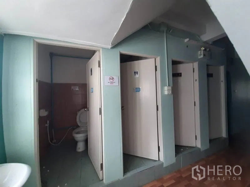 店屋 出租在Watthana, Bangkok - 开放的卫生间隔间，可见坐便器，浅绿墙与瓷砖地面