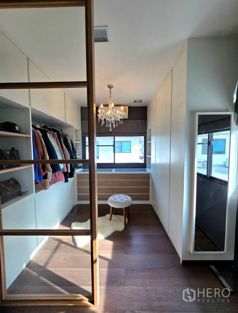 Detached House for rent in Bang Phli, Samut Prakan - Walk-in closet with built-in wardrobes, chandelier and full-length mirror