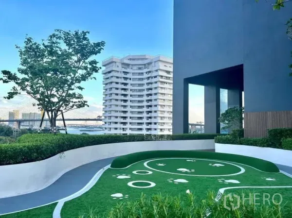 公寓 出租或出售在Bangkok - 室外宠物草坪，眺望城市与河景，位于 Canapaya Residences。