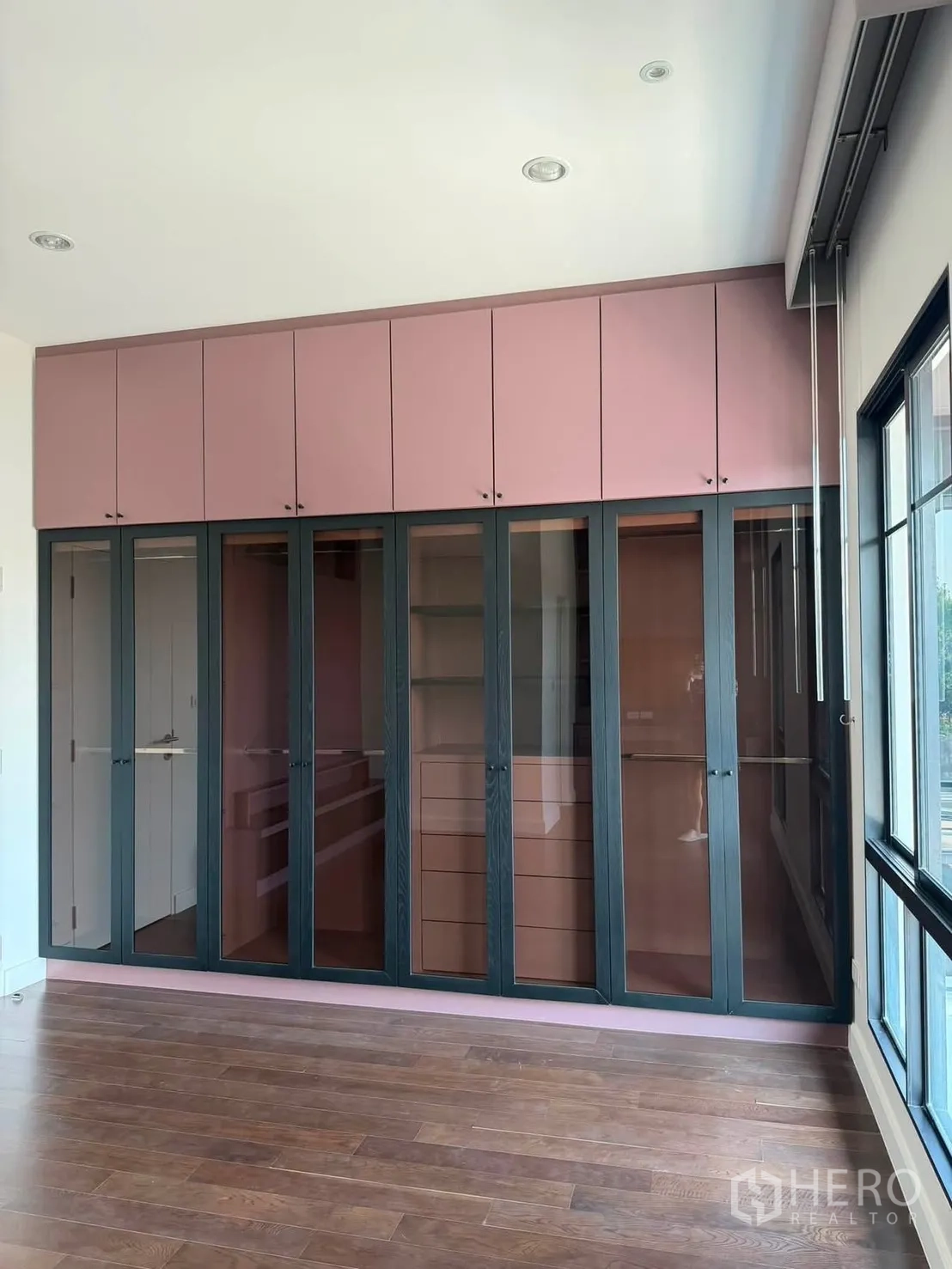 บ้านเดี่ยว for rent or sale in Prawet, Bangkok - ตู้เสื้อผ้าบานกระจกขนาดใหญ่พร้อมตู้เหนือศีรษะ