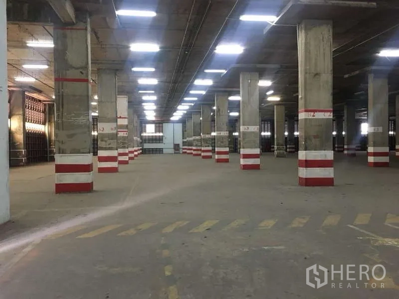 คลังสินค้า ให้เช่าในPhra Pradaeng, Samut Prakan - ท่าโหลดสินค้าภายนอกมีกันสาด พร้อมประตูม้วนขนาดใหญ่