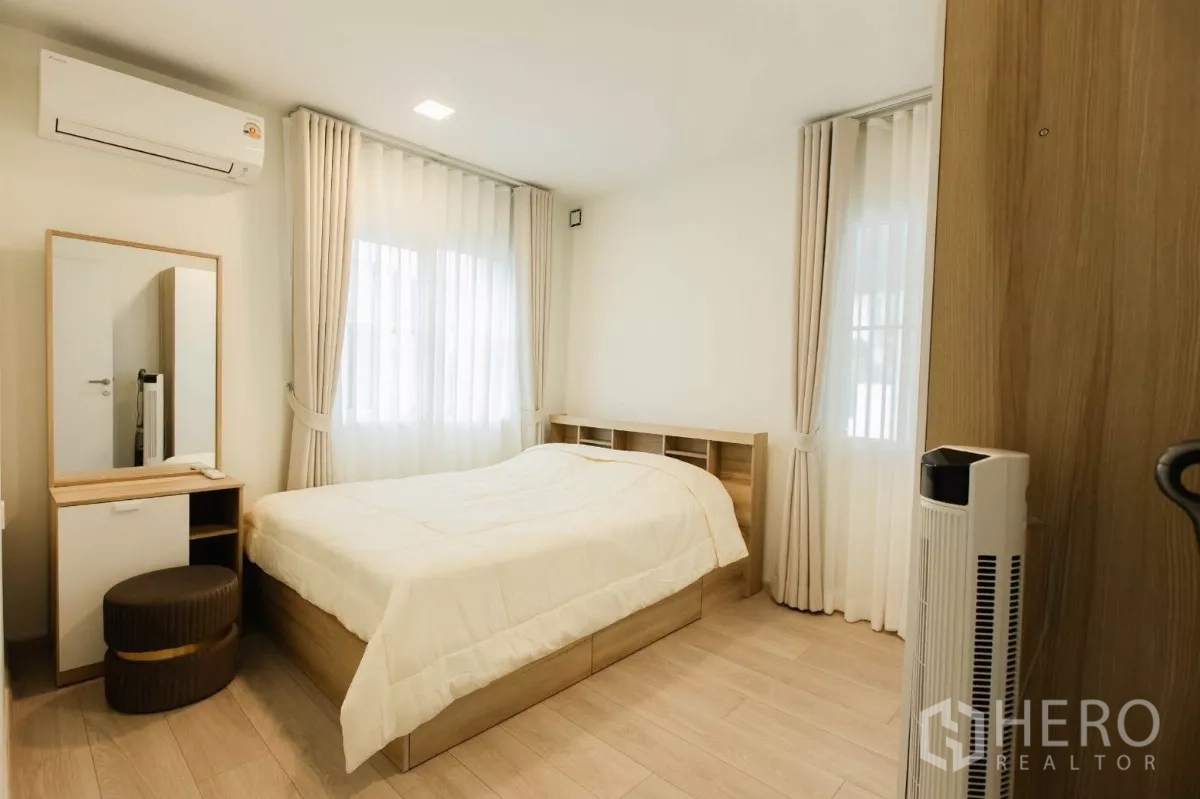 บ้าน ให้เช่าหรือขายในBang Phli, Samut Prakan - ห้องนอนรองเตียงคู่ โต๊ะเครื่องแป้ง และผ้าม่านโปร่ง