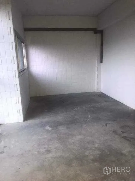 货栈 出租在Pathum Thani - 空置的储物或工作间，水泥地面与白色砖墙