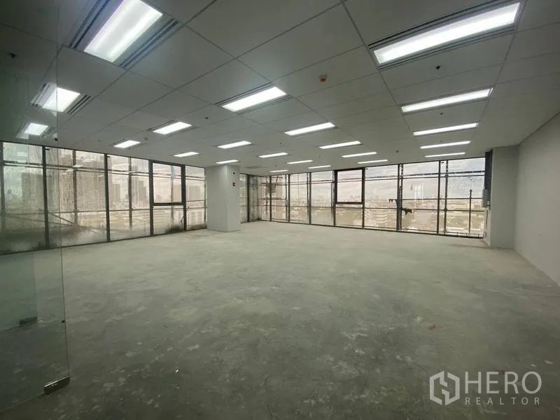 สำนักงาน ให้เช่า - พื้นที่สำนักงานแบบโล่งยังไม่ได้ตกแต่ง เพดานหลุมไฟ LED และหน้าต่างบานกว้างมองเห็นเมือง