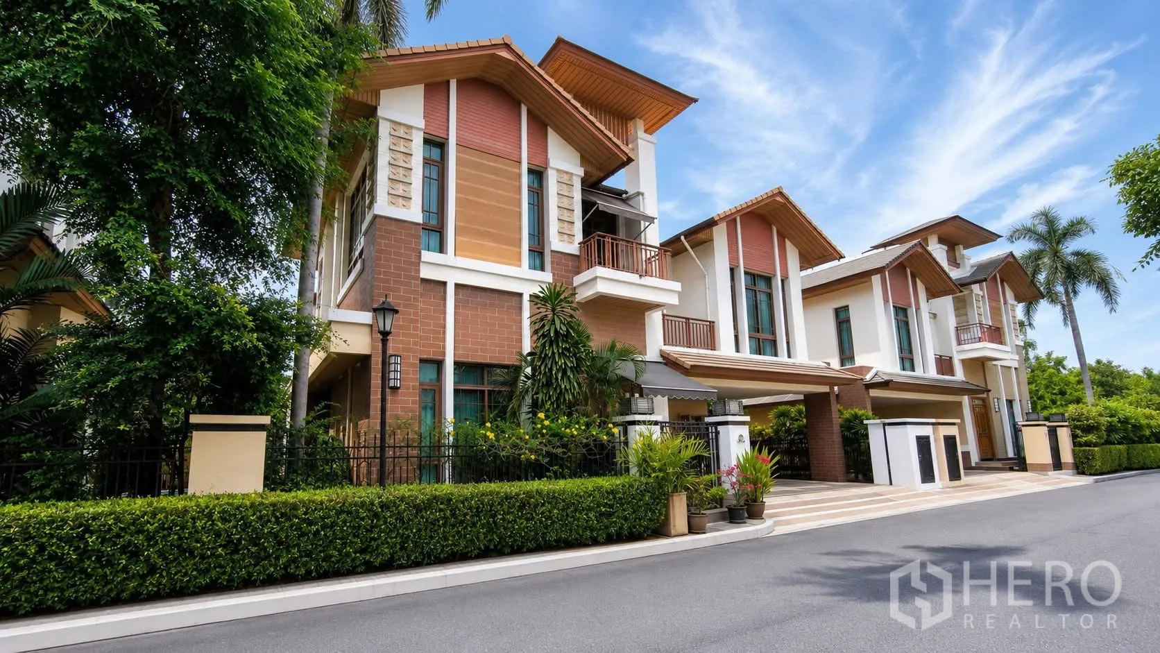 บ้านเดี่ยว for rent in Watthana, Bangkok - ด้านหน้าบ้านเดี่ยวพร้อมระเบียงและแนวรั้วพุ่มไม้