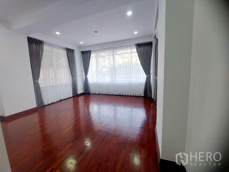 คอนโด ให้เช่าในWatthana, Bangkok - ห้องว่างขนาดใหญ่ หน้าต่างรอบด้าน ม่านสีเทา ไฟดาวน์ไลท์ และพื้นไม้