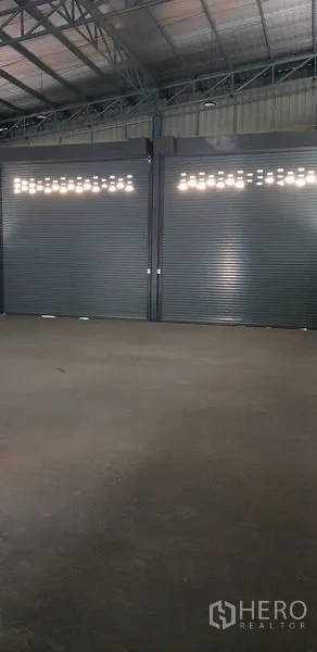 货栈 出租在Lat Lum Kaeo, Pathum Thani - 仓库墙面设有两扇加大型卷帘门。