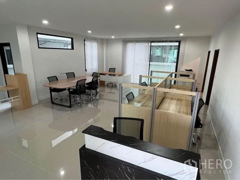 Home Office for rent in Bang Phli, Samut Prakan - Open-plan office with cubicles, meeting table, bright lighting and glossy tile floors.