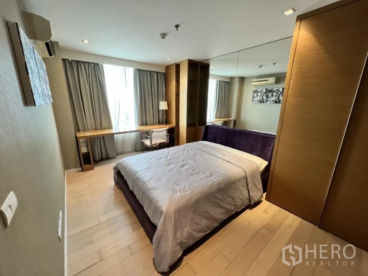 公寓 出租在Watthana, Bangkok - 次卧配双人床、镜面衣柜和靠窗长书桌，采光良好。