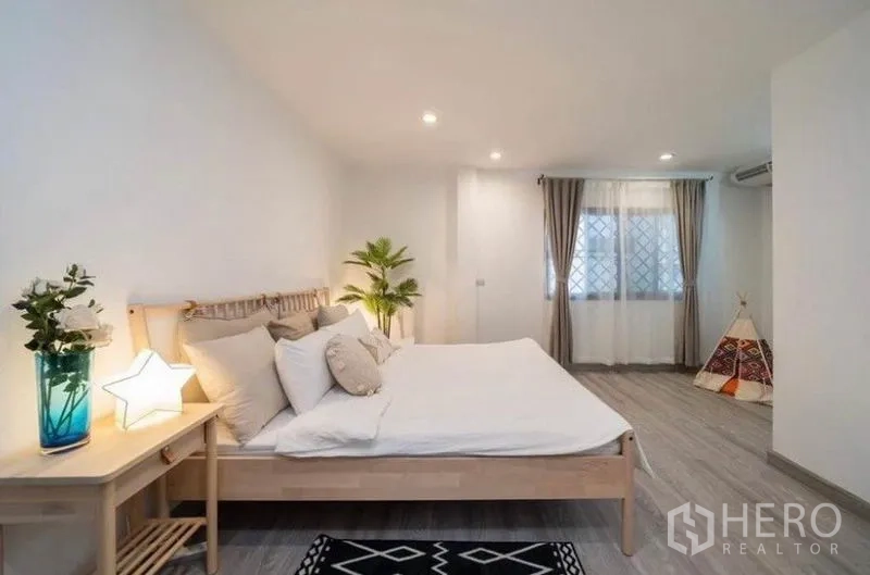 独立式住宅 出租在Ratchathewi, Bangkok - 宽敞卧室，大窗配浅木床，采光充足。