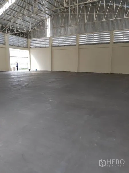 โรงงาน ให้เช่าหรือขายในMueang Samut Prakan, Samut Prakan - ภายในโกดังเพดานสูง โครงเหล็กและช่องลมบานเกล็ด