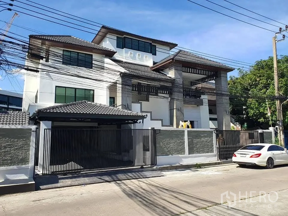 家庭办公室 for rent in Wang Thonglang, Bangkok - 现代多层式家用办公室外观，带大门与瓦顶。