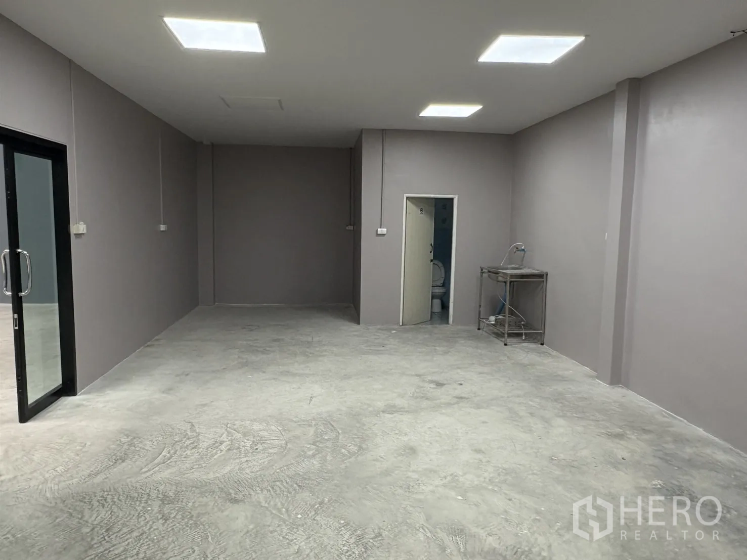 货栈 出租在Bang Phli, Samut Prakan - 仓内独立办公室，玻璃门、明亮灯具、混凝土地面并可通往卫生间。