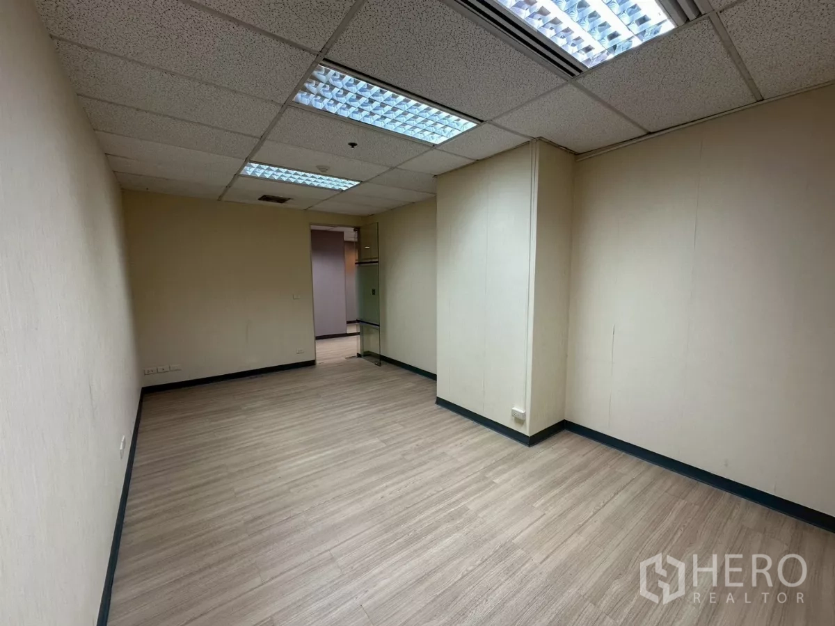 สำนักงาน ให้เช่าในWatthana, Bangkok - ห้องทำงานขนาดกะทัดรัด ผนังโทนอ่อน พื้นลายไม้และไฟเพดาน