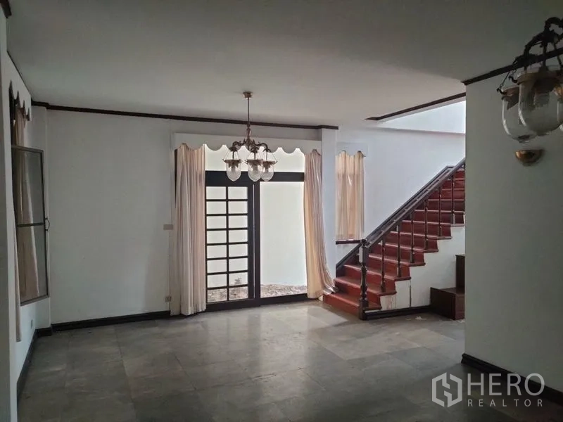 带办公室的家 出租在Pathum Wan, Bangkok - 客厅连接内院与木楼梯，采光良好