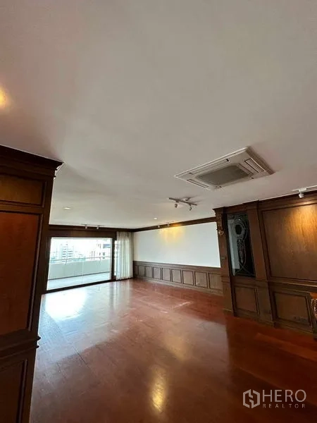 Condominium for rent in Bangkok - Long living space with floor-to-ceiling windows facing the city.
