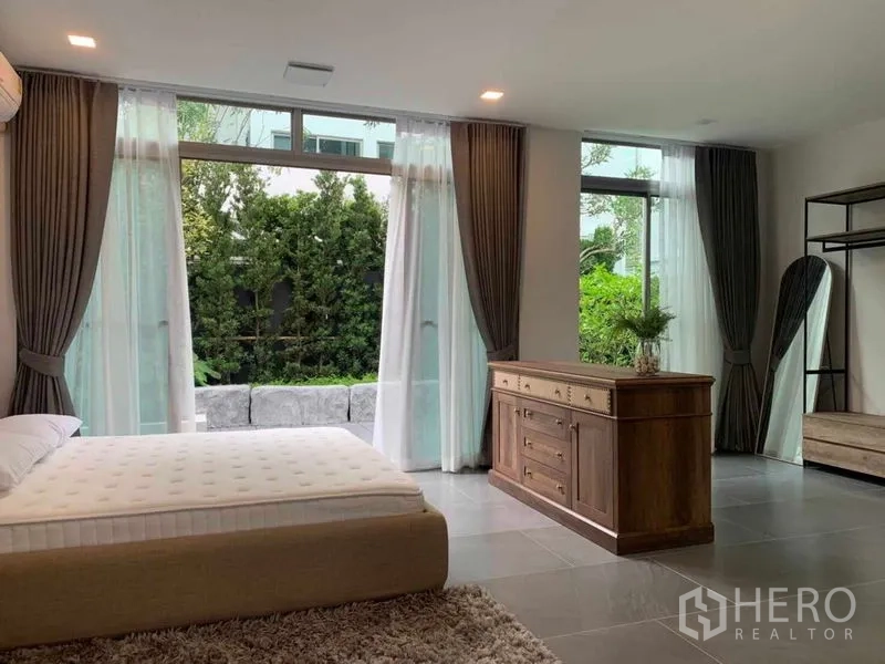 独立式住宅 出租在Saphan Sung, Bangkok - 超大卧室，转角窗景，木质斗柜，面向私家花园。