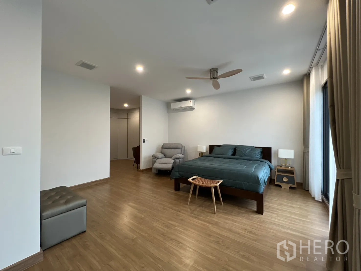 独立式住宅 出租在Prawet, Bangkok - 主卧配特大床与躺椅。