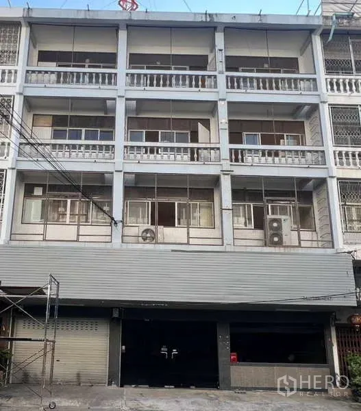 สำนักงานที่บ้าน ให้เช่าในKhlong Toei, Bangkok - ด้านหน้าตึกแถวโฮมออฟฟิศสูง 4 ชั้น มีระเบียงและหน้าต่างบานใหญ่ ในย่านคลองเตย กรุงเทพฯ