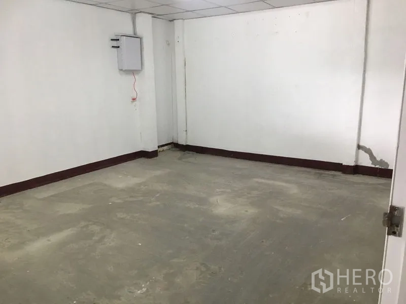 货栈 出租在Bueng Kum, Bangkok - 空置的办公室或储物间，水泥地面，墙上配电箱。