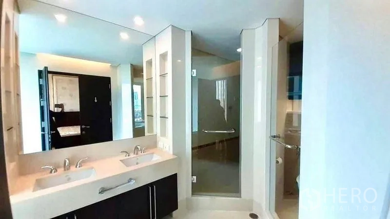 คอนโด ให้เช่าในPathum Wan, Bangkok - ห้องน้ำสมัยใหม่ อ่างล้างหน้าคู่ กระจกบานใหญ่ และห้องอาบน้ำกระจก