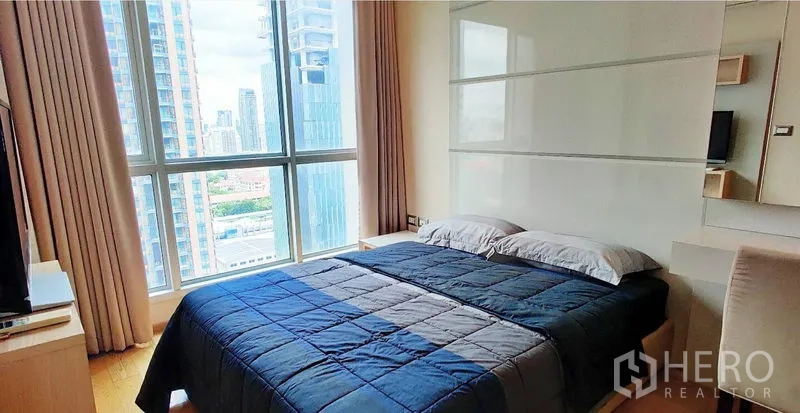 公寓 出租在Ratchathewi, Bangkok - 卧室配大窗城市景观，双人床与素雅装饰。
