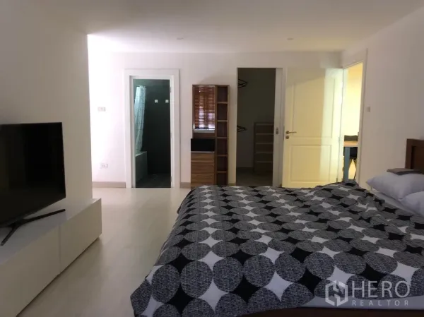 公寓 出租在Watthana, Bangkok - 大卧室，带电视柜、储物架和套内浴室入口